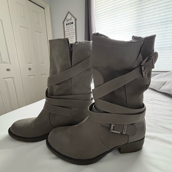 Rocket Dog gray short boots, very cute and easy to slip into. - Picture 1 of 5